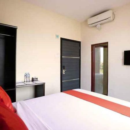 Blitz Hotel Batam Near Sultan Mahmud Ri'Ayat Shah Sekupang Exteriör bild