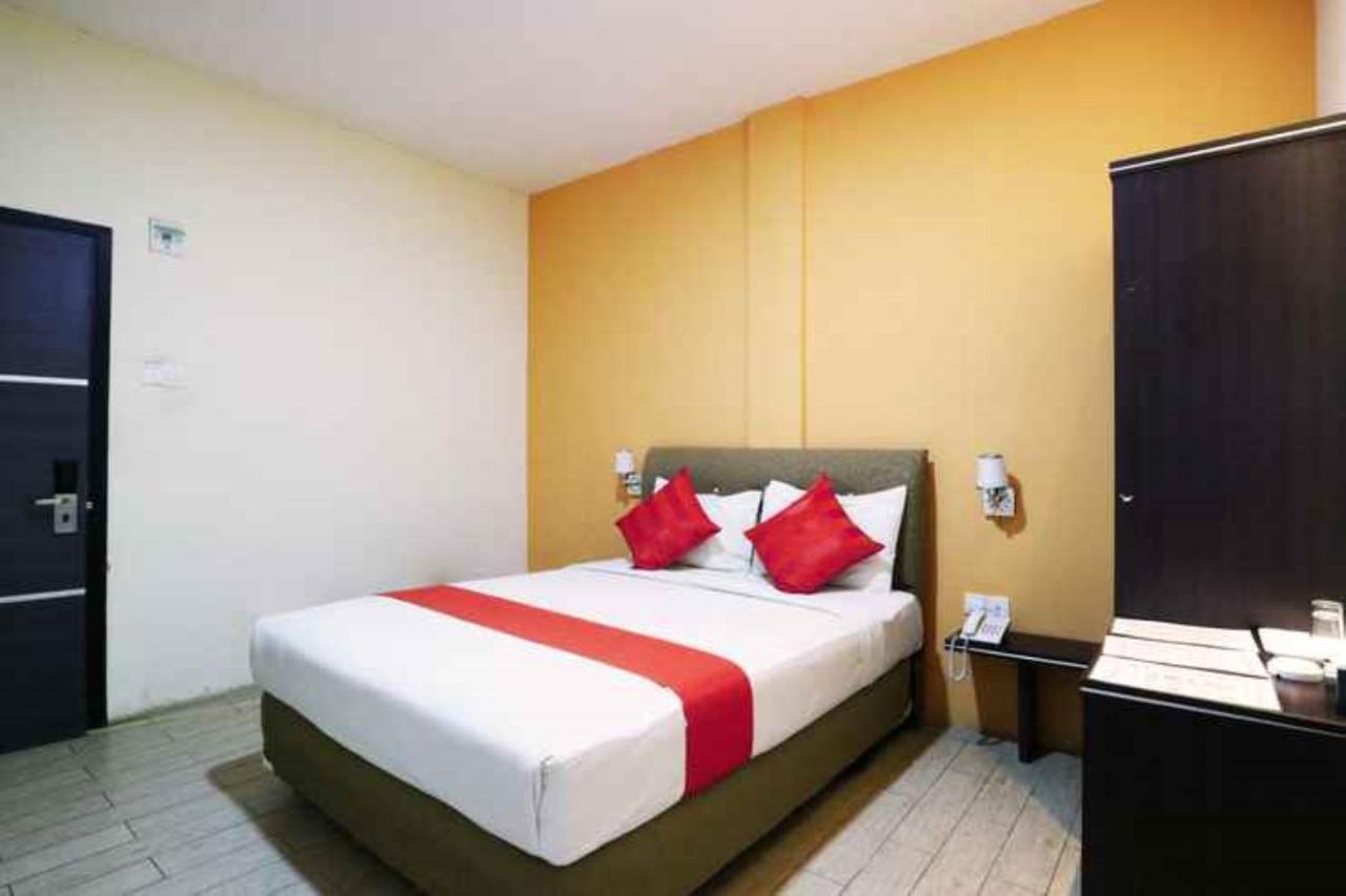 Blitz Hotel Batam Near Sultan Mahmud Ri'Ayat Shah Sekupang Exteriör bild