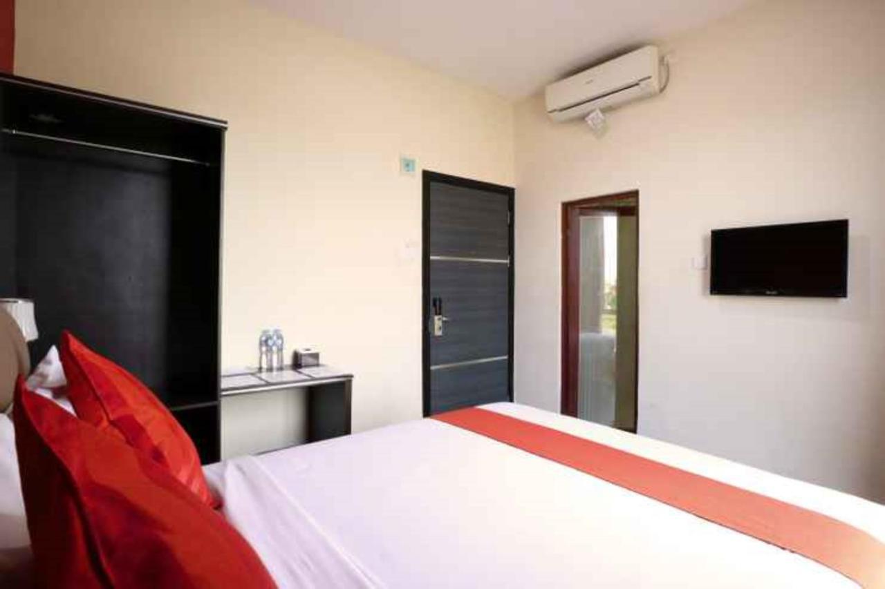 Blitz Hotel Batam Near Sultan Mahmud Ri'Ayat Shah Sekupang Exteriör bild