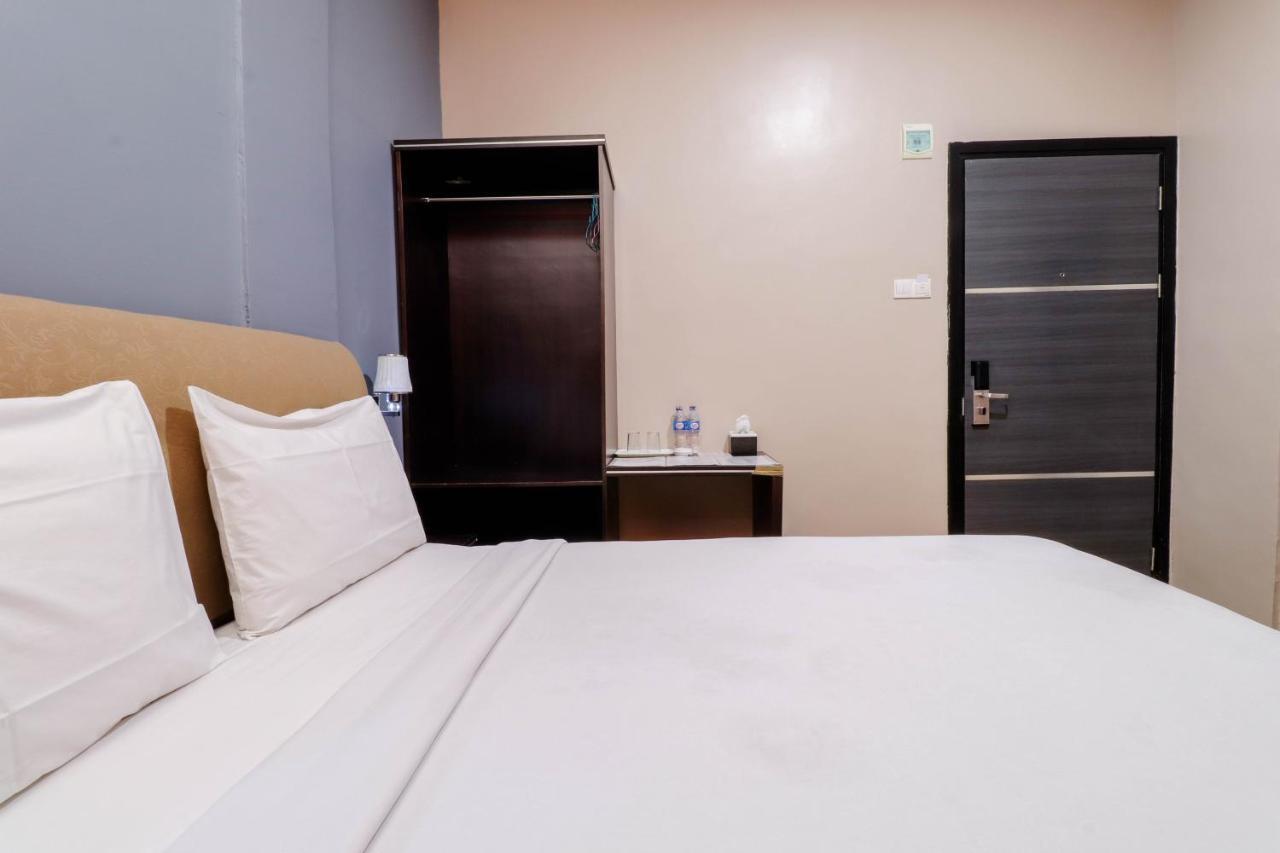 Blitz Hotel Batam Near Sultan Mahmud Ri'Ayat Shah Sekupang Exteriör bild