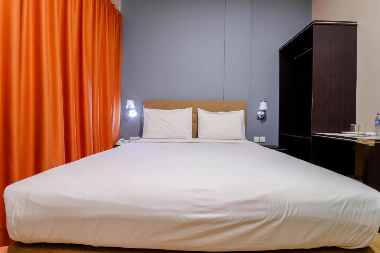 Blitz Hotel Batam Near Sultan Mahmud Ri'Ayat Shah Sekupang Exteriör bild
