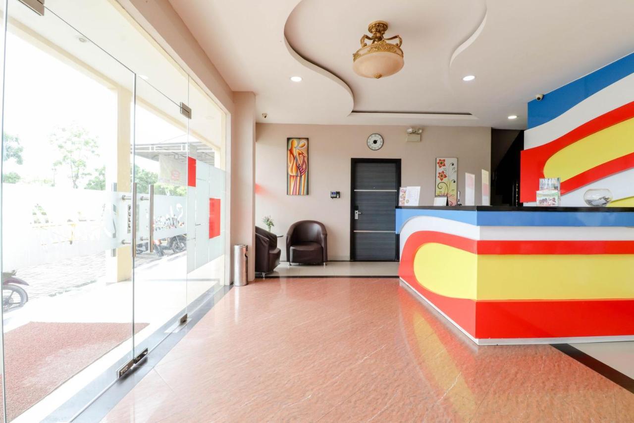 Blitz Hotel Batam Near Sultan Mahmud Ri'Ayat Shah Sekupang Exteriör bild