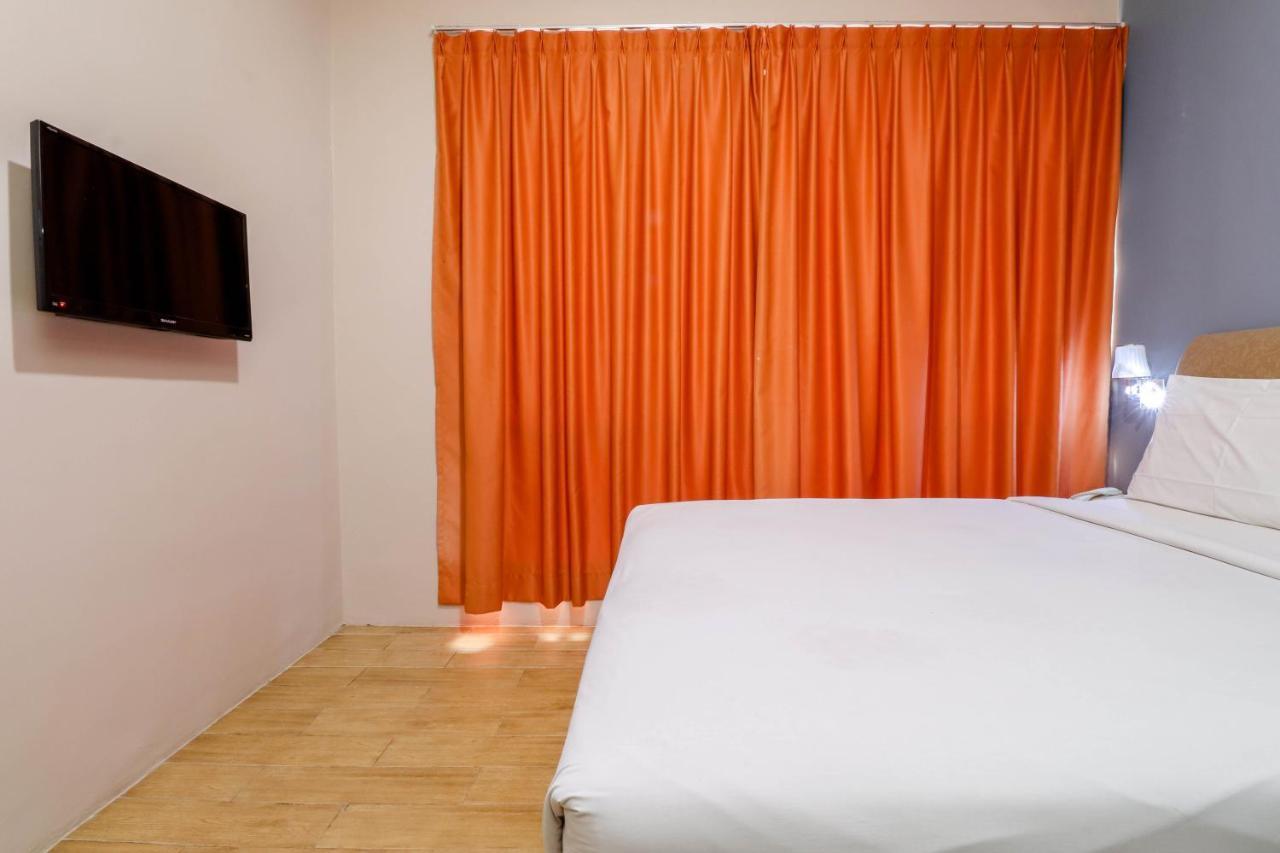 Blitz Hotel Batam Near Sultan Mahmud Ri'Ayat Shah Sekupang Exteriör bild