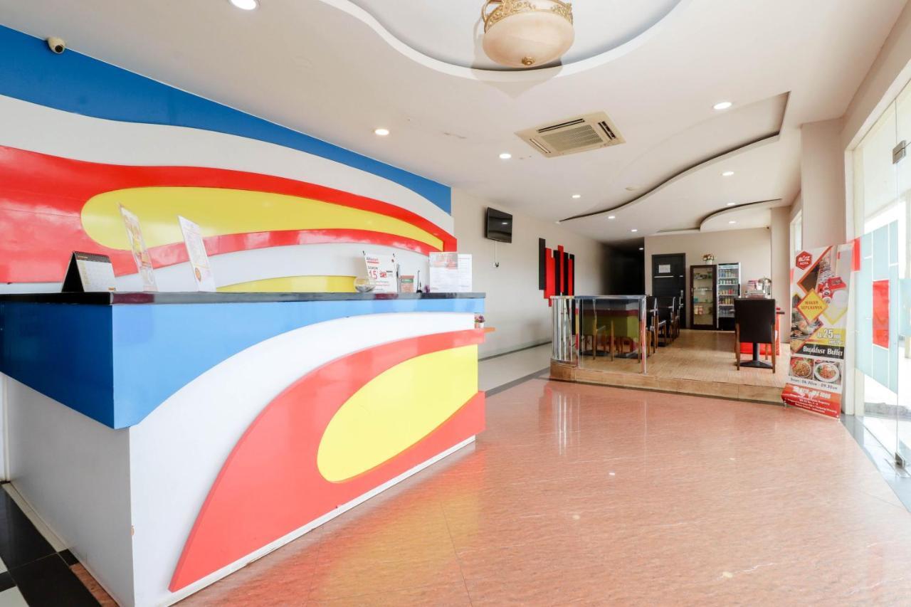 Blitz Hotel Batam Near Sultan Mahmud Ri'Ayat Shah Sekupang Exteriör bild