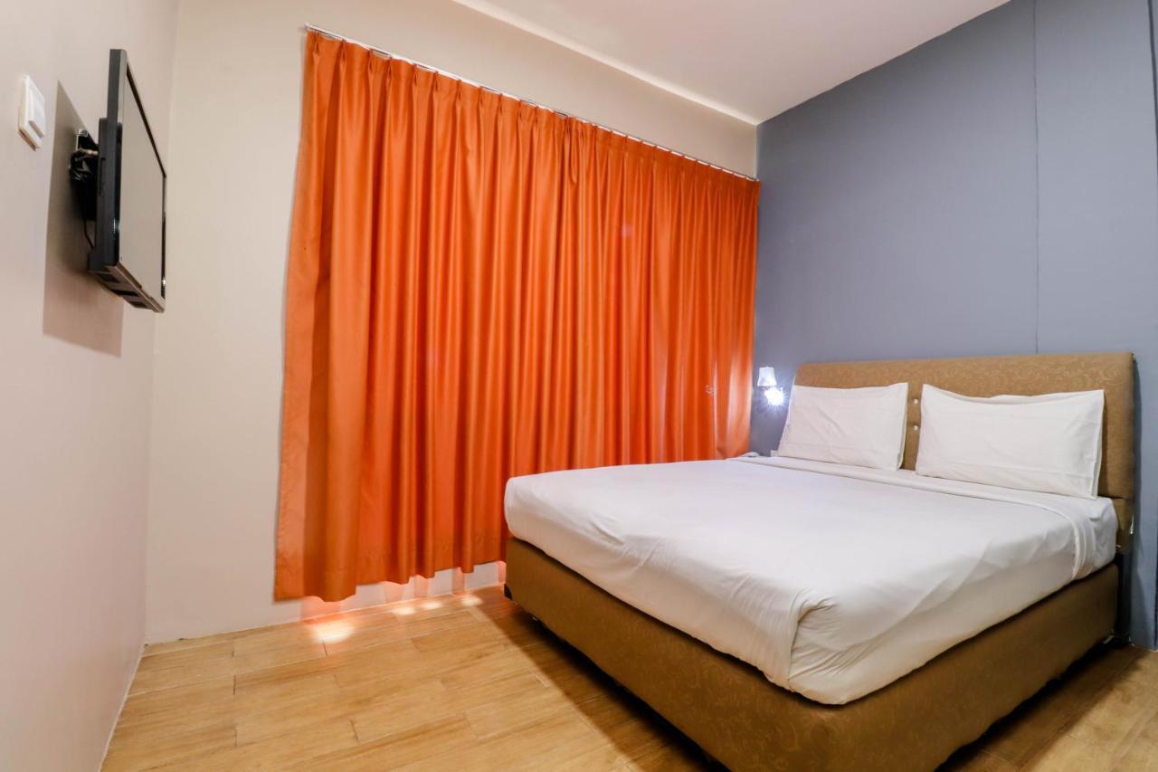 Blitz Hotel Batam Near Sultan Mahmud Ri'Ayat Shah Sekupang Exteriör bild