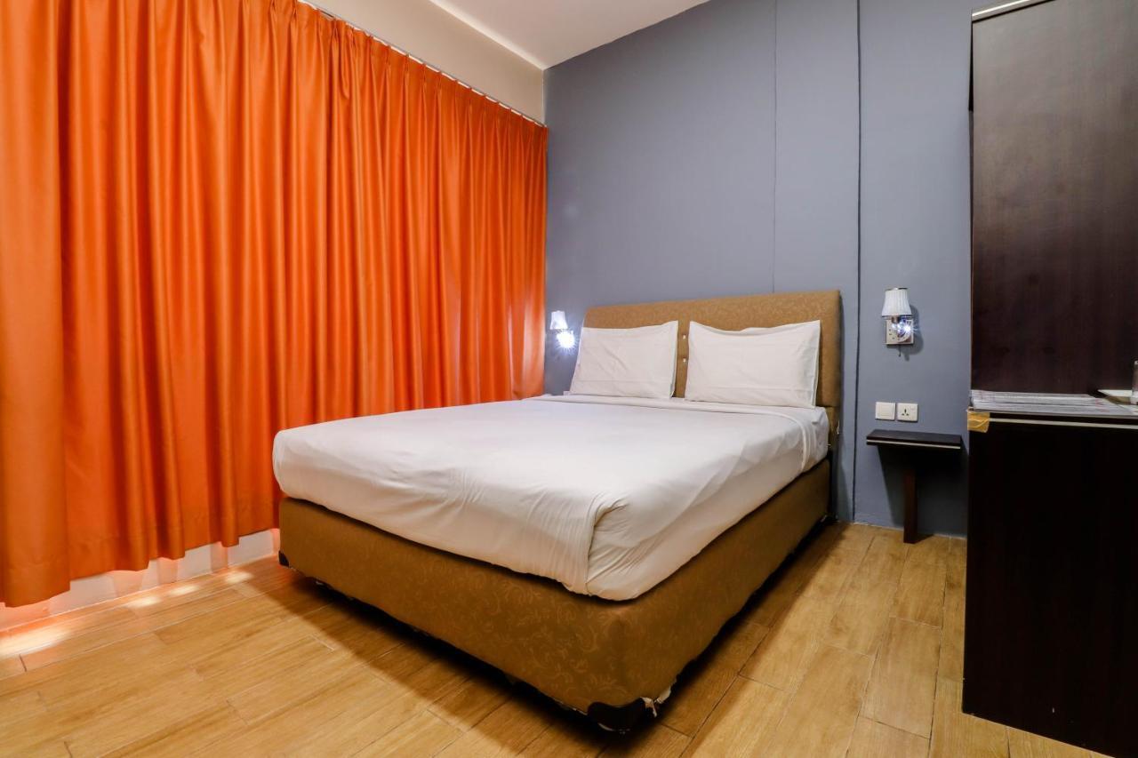 Blitz Hotel Batam Near Sultan Mahmud Ri'Ayat Shah Sekupang Exteriör bild